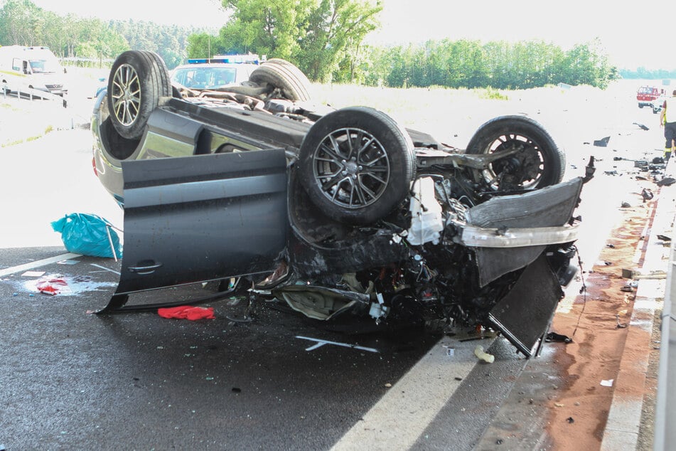 Ein 73 Jahre alter Autofahrer ist auf der B2 im Landkreis Roth in Bayern tödlich verunglückt.