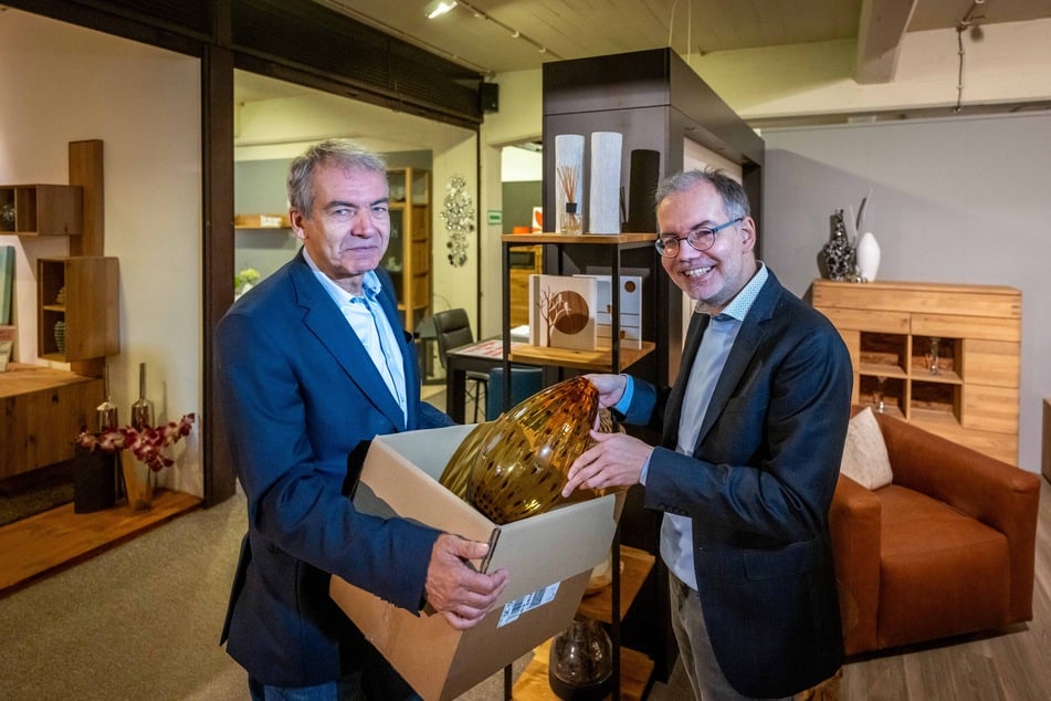 Uwe Reuter (69, l.) und sein Sohn Markus Reuter (41) bereiten sich auf den Umzug des Möbelladens vor.