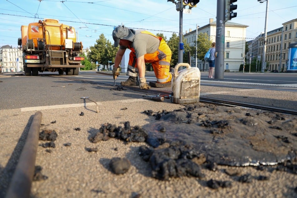 Die Arbeiten an Leipzigs Schienennetz gehen unter Hochdruck weiter. Zum Wochenstart müssen die Trams allerdings noch stehen bleiben, wie die LVB nun mitteilten.