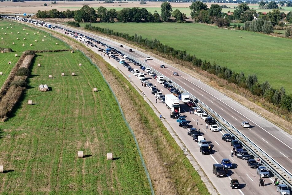 Unfall A24: Lkw kracht in Mittelleitplanke: Kilometerlanger Stau auf A24