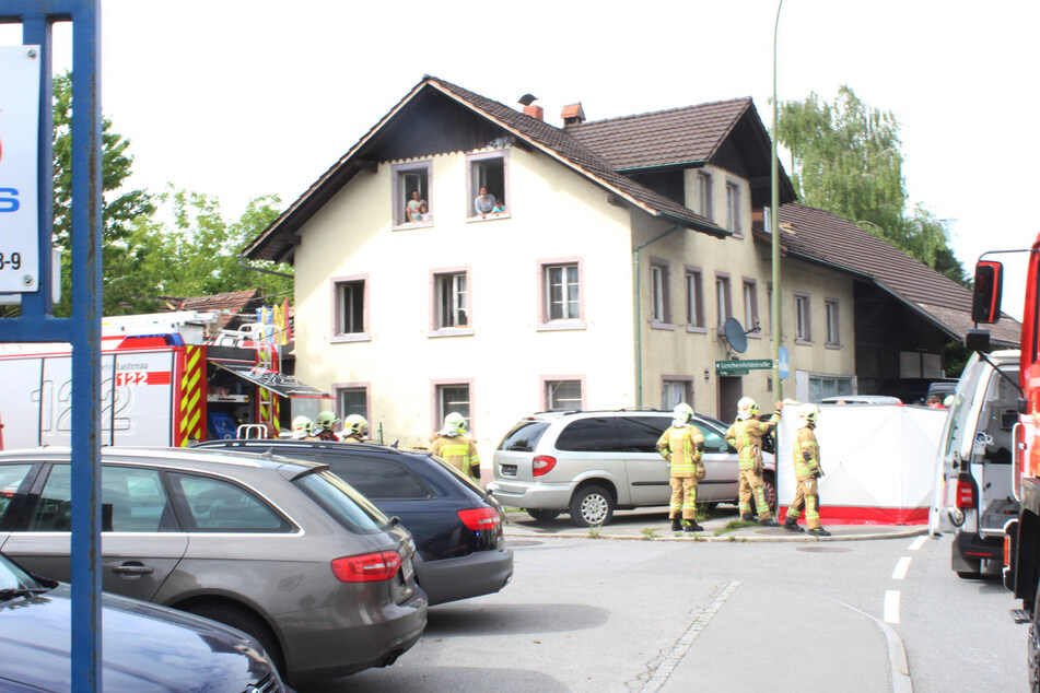Die Feuerwehrleute bauten einen Sichtschutz auf, um den Jungen ungestört behandeln zu können.