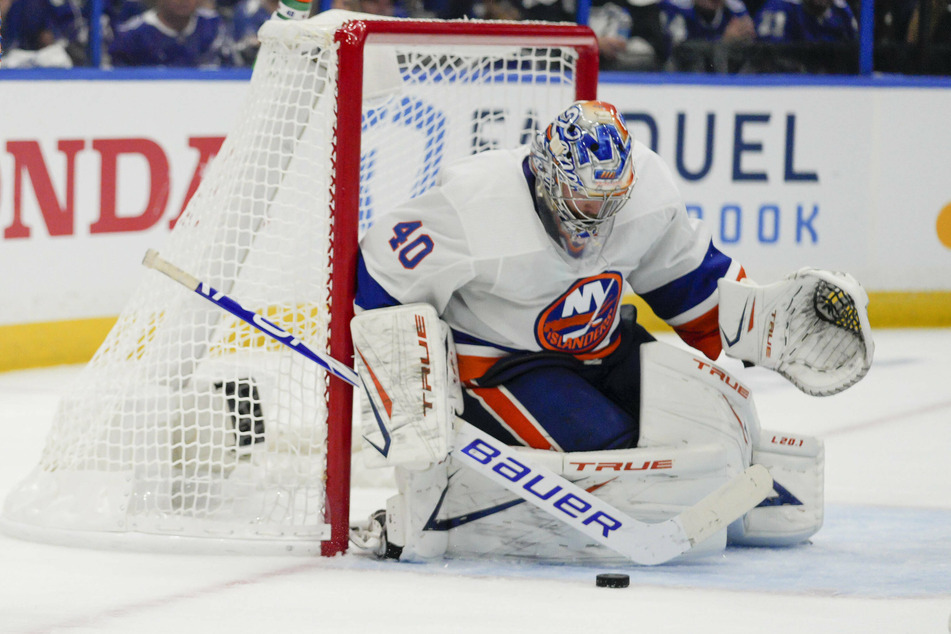 Islanders goalie Semyon Varlamov stopped 30 of 31 shots to help the Isles take 1-0 series lead over the Lightning.