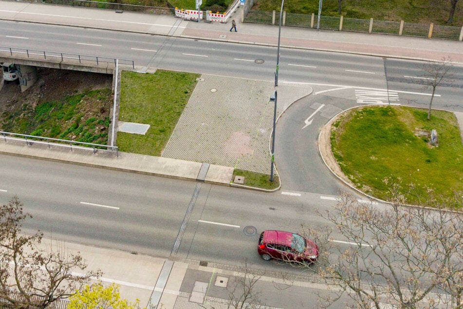 Blick über die Budapester Straße Richtung Wielandstraße mit Auto-Wendeschleife.