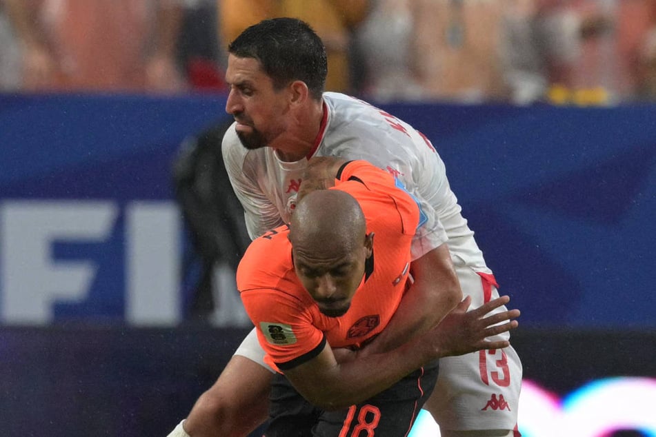 Bei der WM hatte Rani Khedira (h.) mit Tunesien oft das Nachsehen, wie hier gegen den Niederländer Donyell Malen (27).