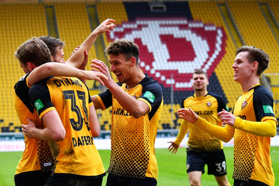 TOOR! TOOR! TOOR! Die Dynamos jubelten nach dem 3:0 gegen Ingolstadt.