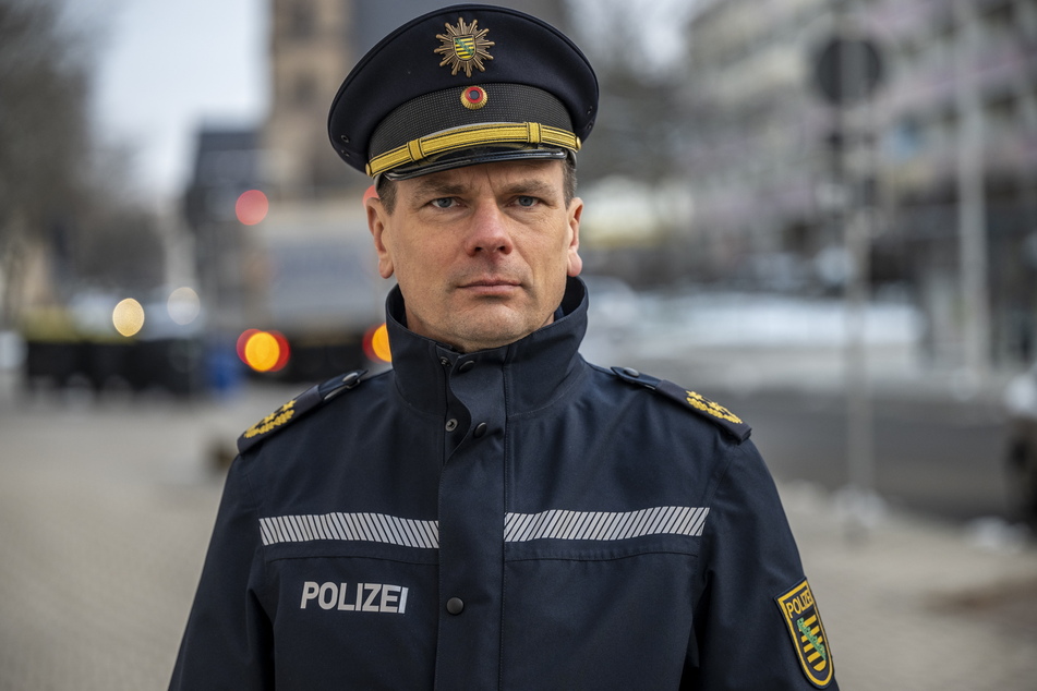 Polizeipräsident Dirk Lichtenberger (52) beobachtete die Kontrolle am frühen Morgen.