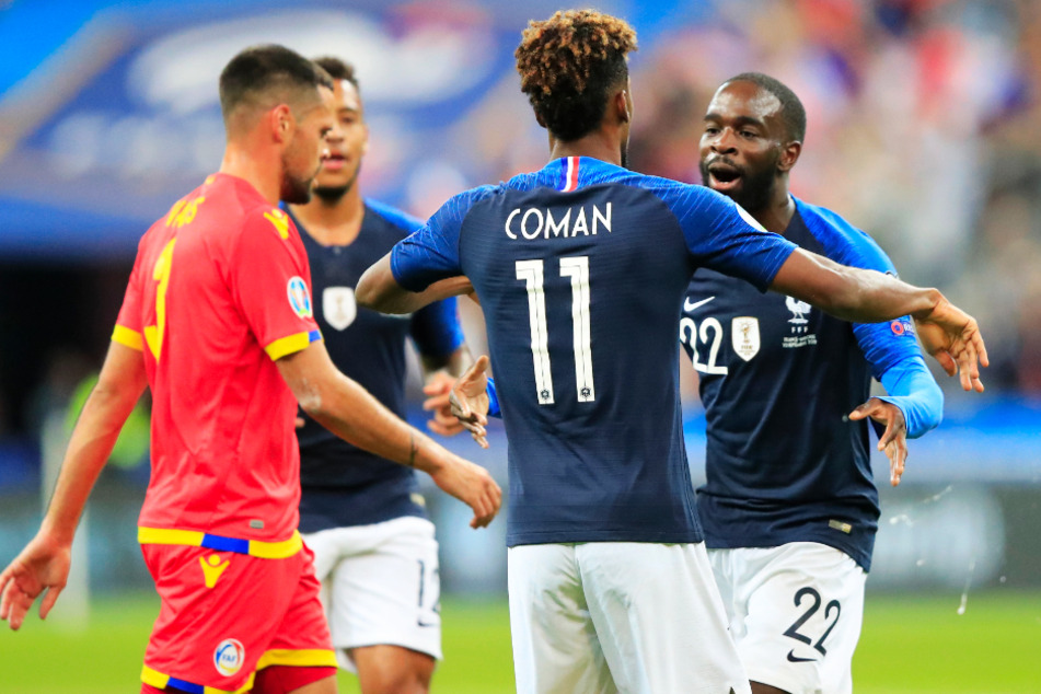 Jonathan Ikoné (r.) bejubelt einen Treffer von Kingsley Coman für Frankreich.