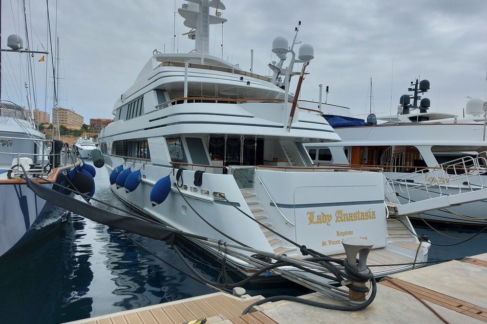 Die Luxusjacht "Lady Anastasia" liegt im Nobelhafen Porto Adriano bei Santa Ponsa im Südwesten der Mittelmeerinsel Mallorca.