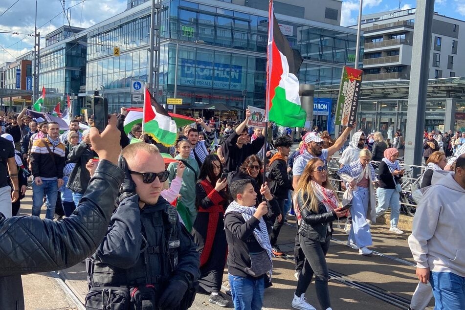 Etliche Teilnehmer schwenkten am Dresdner Hauptbahnhof die palästinensische Flagge.