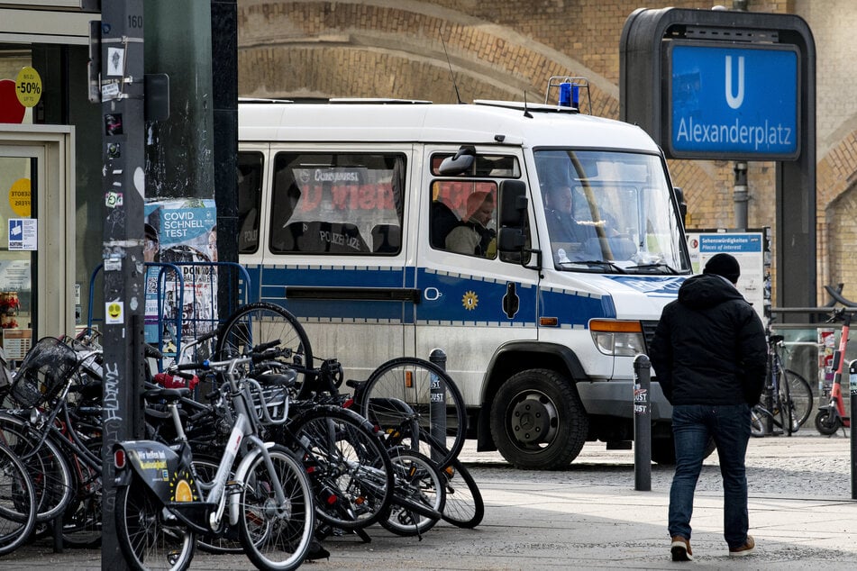 Die Polizei zeigt mit der Alexwache Präsenz. (Archivbild)