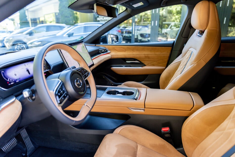 Einladend, ruhig, aufgeräumt: Die Designer des Mazda6e haben sich bei der Gestaltung des Innenraums von der Einfachheit der japanischen Ästhetik "Ma" inspirieren lassen. Der bewusste Umgang mit Leere und Raum lässt Körper und Geist zur Ruhe kommen.