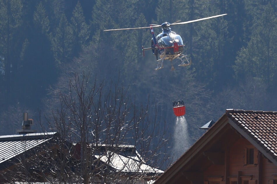 Mit Löschhubschraubern kämpften die Rettungskräfte gegen den Waldbrand.