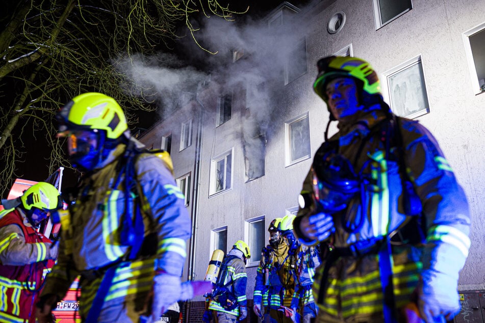 Rauch drang während eines Wohnungsbrandes in Hannover aus einem Fenster. Ein Mann starb durch den Brand.