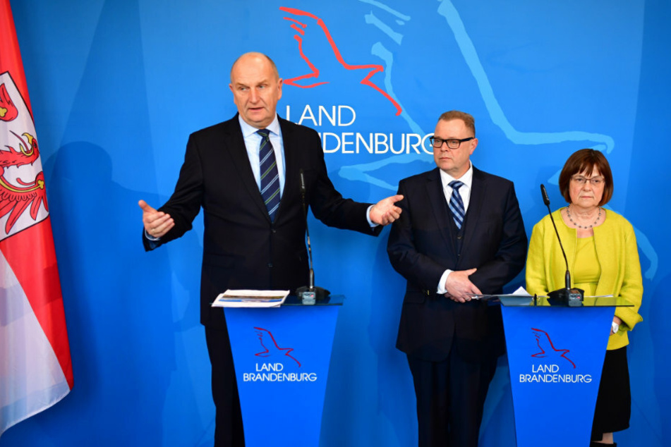 Dietmar Woidke (l), spricht neben den stellvertretenden Ministerpräsidenten Ursula Nonnemacher und Michael Stübgen, Brandenburger Innenminister,bei einer Pressekonferenz. (Archivbild)