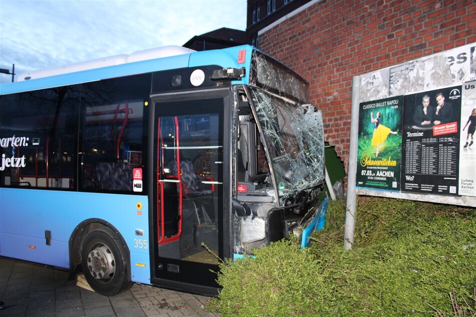 Der Linienbus wurde bei dem Unfall massiv beschädigt.