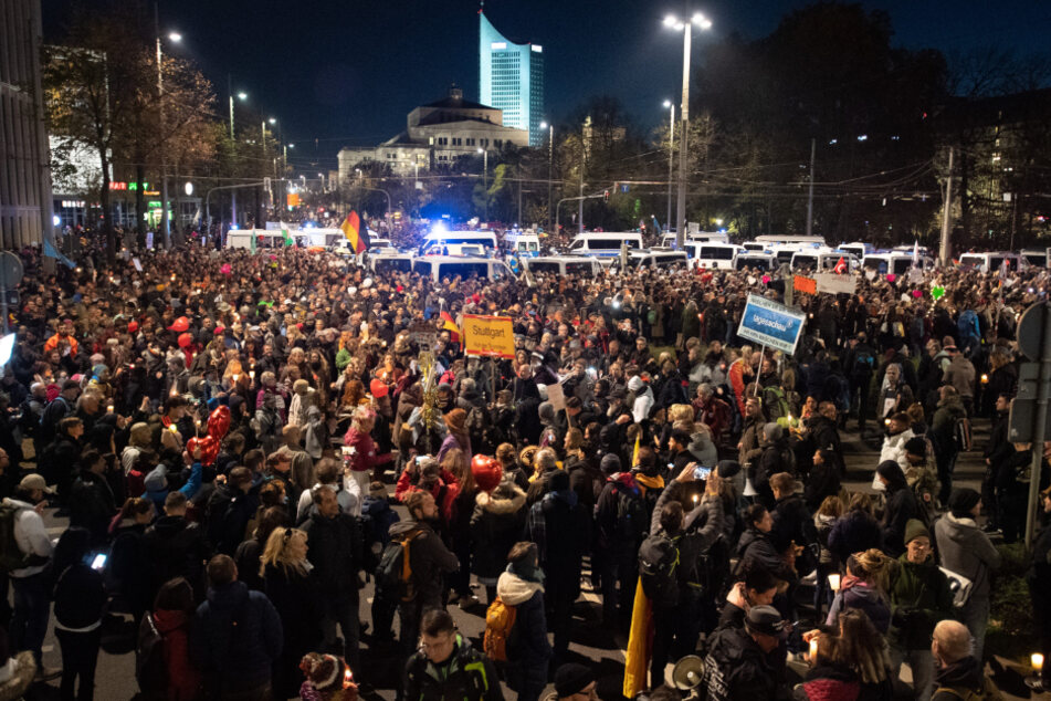 Dicht an dicht und meist ohne Mund-Nasen-Schutz standen die Teilnehmer der "Querdenken"-Demonstration in Leipzig.