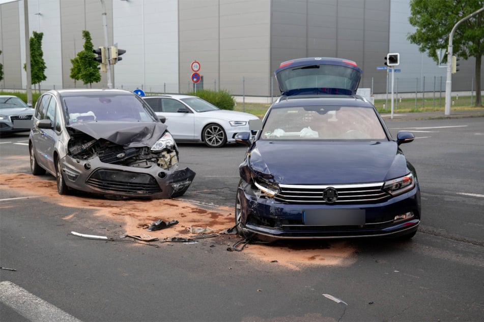 Es entstanden starke Schäden an beiden Fahrzeugen.