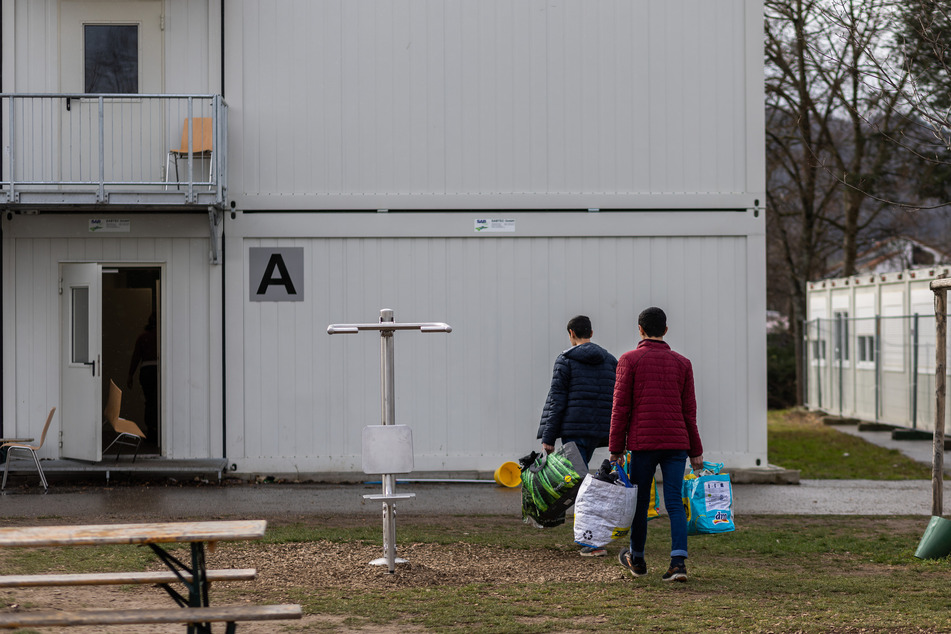 Zwei Bewohner der Landeserstaufnahmeeinrichtung (LEA) in Freiburg gehen zu ihrer Unterkunft.