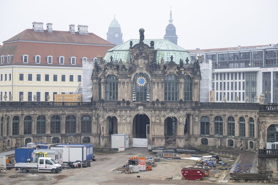 Die Hofseite des Glockenspielpavillons bleibt vorerst notgesichert.