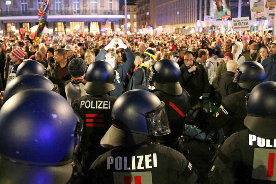 Nach Auflösung der Demo durchbrachen Teilnehmer am Leipziger Hauptbahnhof Polizeiketten.