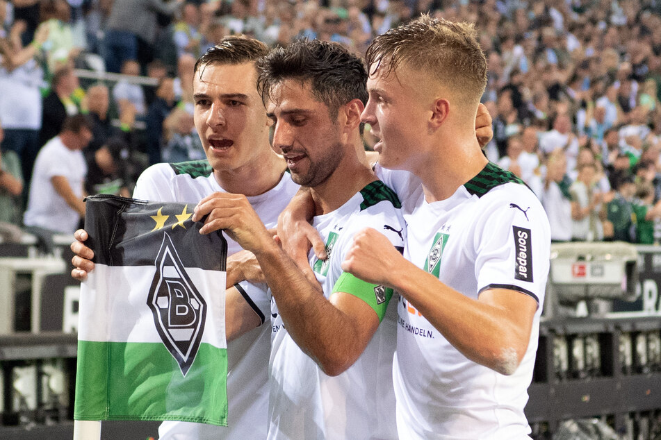 Nach dem 1:0-Führungstreffer gegen Bielefeld: Borussias Torschütze Lars Stindl (33, M.) feiert gemeinsam mit Florian Neuhaus (24, l.) und Luca Netz (18) an der Eckfahne.