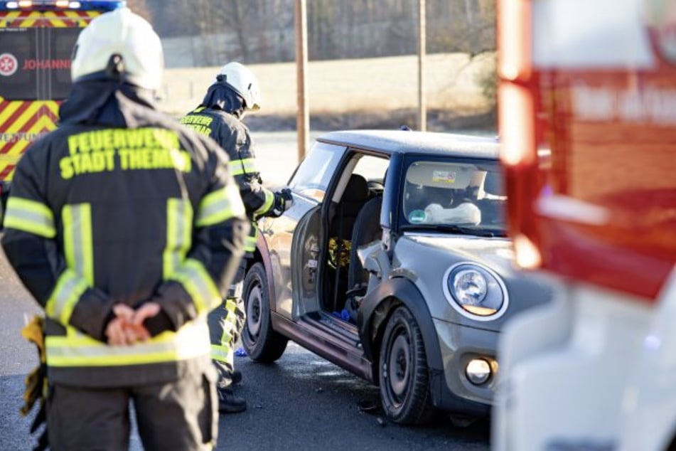 Schwerer Unfall auf Landstraße: Trümmerfeld und eingeklemmte Fahrerin