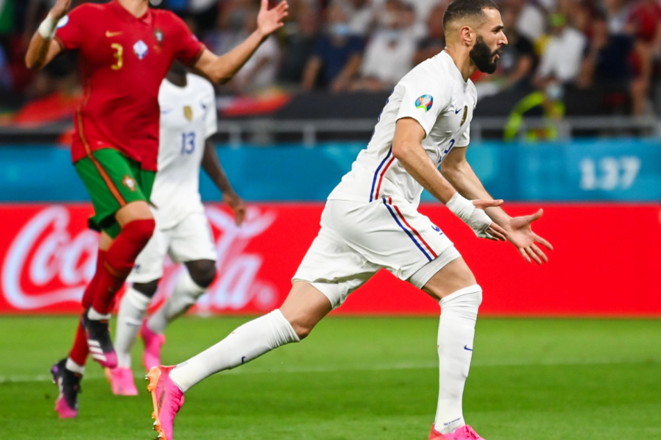 Nach diskussionswürdiger Elfmeterentscheidung bejubelt Frankreich-Star Karim Benzema seinen Treffer zum 1:1.