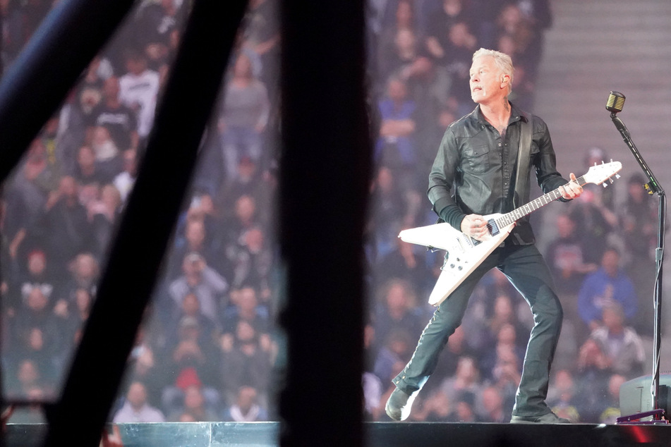 Metallica Sänger James Hetfield (59) auf der Bühne im Volksparkstadion. Das Konzert am Freitag war das erste der beiden Hamburger Auftritte der Metal-Band.