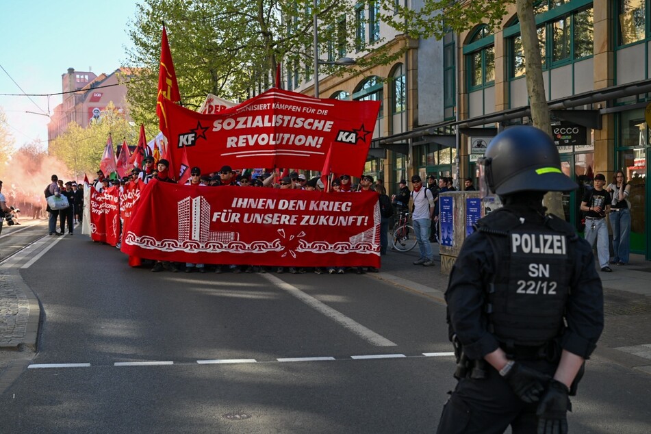 Am Nachmittag startete am Südplatz die "Revolutionärer-1.-Mai"-Demonstration in Richtung Rabet. Bereits auf der Karli stoppte die Polizei diese jedoch, nachdem Pyrotechnik gezündet wurde.