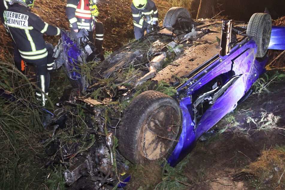 Der Audi landete auf dem Dach im Wald. Der Fahrer verstarb noch an der Unfallstelle.