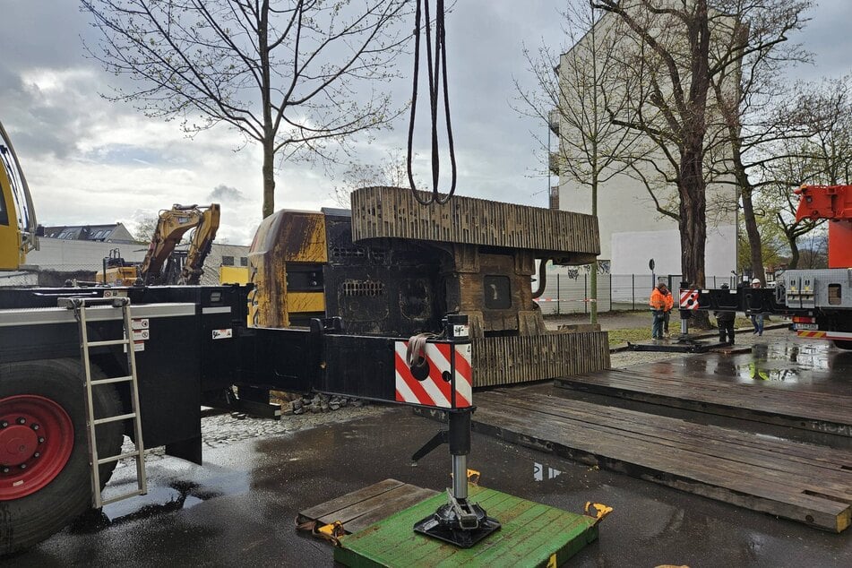 Weitere Baufahrzeuge waren nötig, um den Bagger wieder aufzurichten.