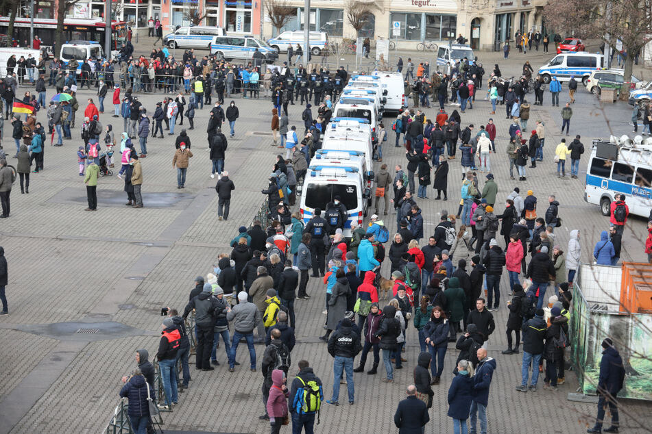 Gegner der Corona-Politik stehen bei einer Demonstration Mitte März auf dem Domplatz in Erfurt. Laut Polizei soll für den heutigen Samstag zu unangemeldeten Versammlungen aufgerufen worden sein. (Archivbild)