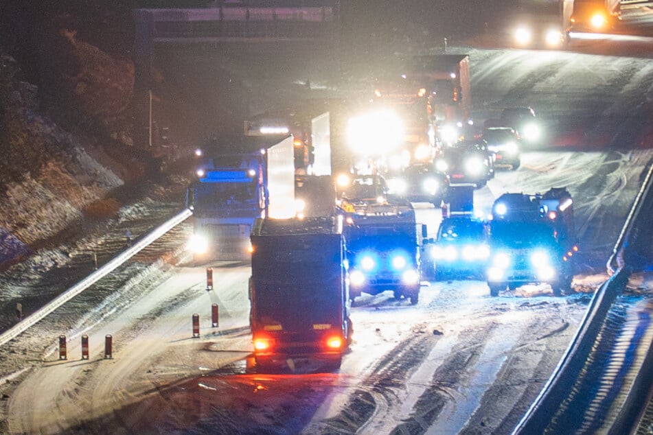 Auf der A1 ist am Freitagabend ein Lkw aufgrund der Witterung verunglückt. Die Autobahn musste kurzzeitig gesperrt werden.