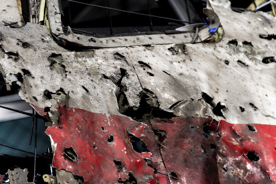 Ein Teil des wiederzusammengesetzten Rumpfes des Malaysia Airlines Fluges MH17