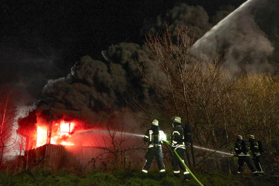 Lodernde Flammen und dichter Brandrauch erschwerten den Einsatz der Feuerwehr.