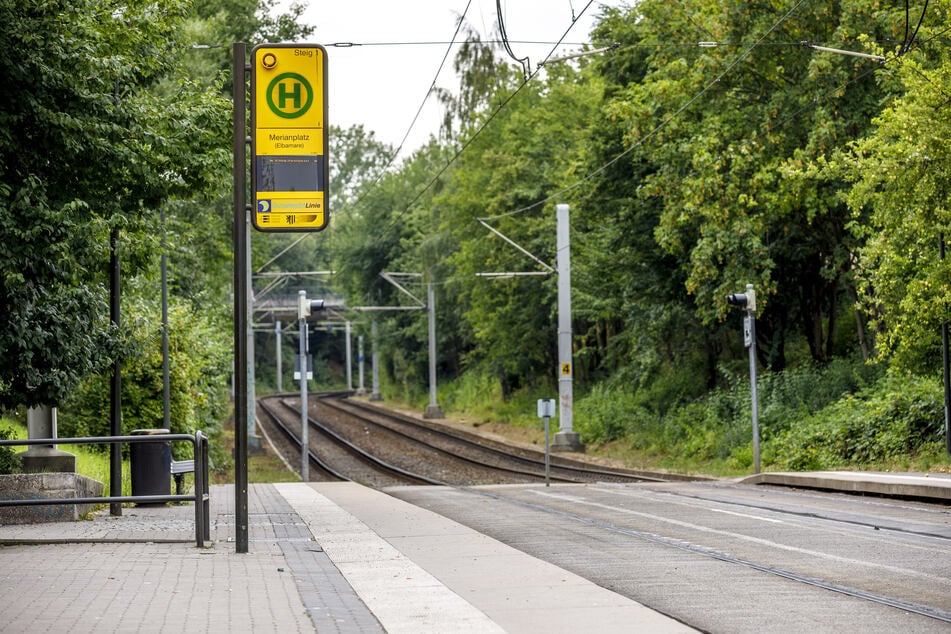 Angriff in der Linie 2: An der Haltestelle "Merianplatz" in Dresden-Gorbitz hat ein Suff-Proll auf einen Bahnfahrer eingeschlagen. Zuvor attackierte er einen Sechsjährigen.