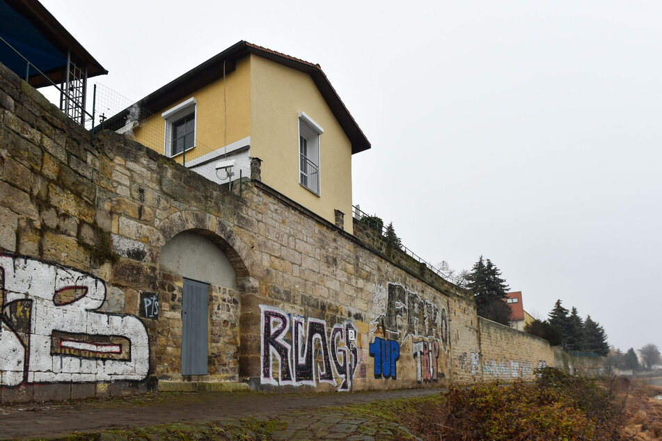 Hinter dem zugemauerten Bogen befand sich bis Ende der Achtzigerjahre eine Treppe zur Zinggstraße.