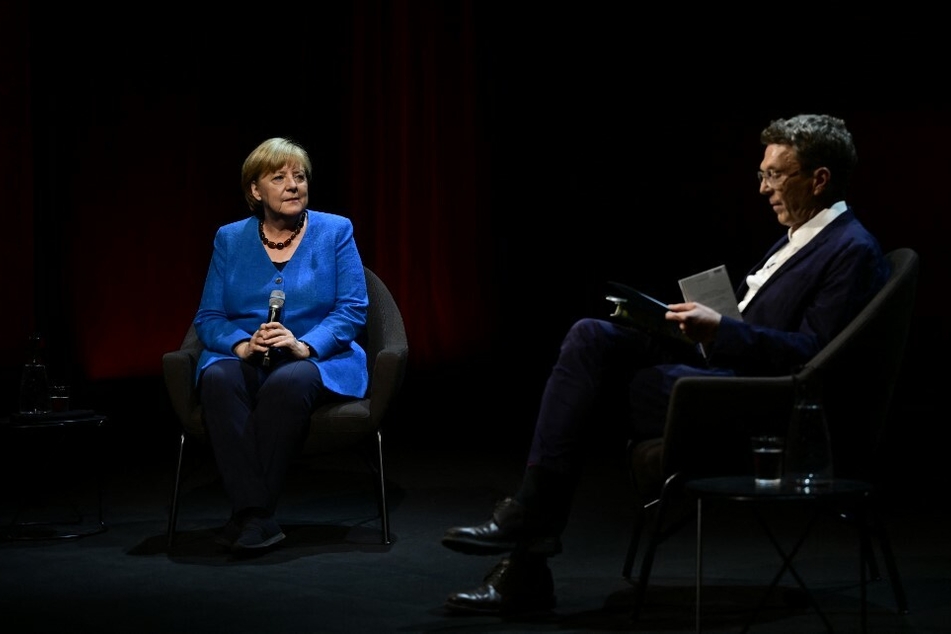 Angela Merkel (67, CDU, l.) im Gespräch mit Journalist Alexander Osang (60).