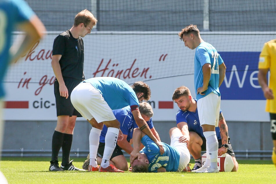 Testspiel des CFC am 1. August gegen die SpVgg Bayreuth: Robert Zickert liegt mit einer Knieverletzung am Boden. Die Diagnose später ist hart: Meniskus- und Innenbandriss.