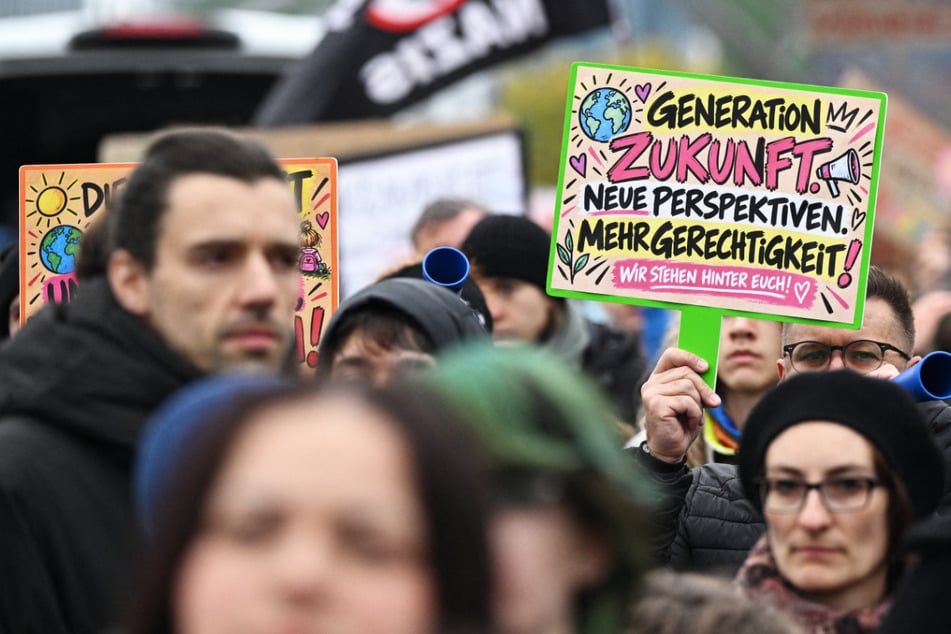 Die "Gen Z regelt"-Demonstranten in Frankfurt setzen sich unter anderem für mehr Klimaschutz, Maßnahmen gegen steigende Lebenshaltungskosten und gegen eine Wehrpflicht ein.
