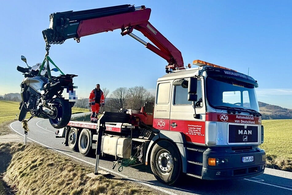 Der Biker (64) musste nach dem heftigen Unfall sofort in ein Krankenhaus gebracht werden.