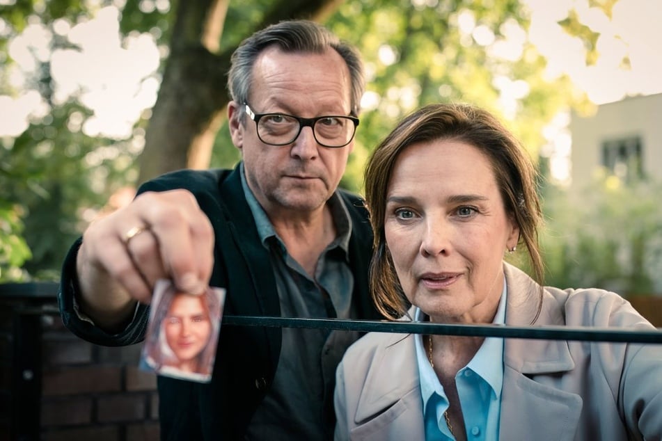 "Eine Nacht in Bangkok" mit Matthias Brandt (64) und Désirée Nosbusch (61) lockte am Mittwochabend 4,43 Millionen Menschen vor die Mattscheibe.