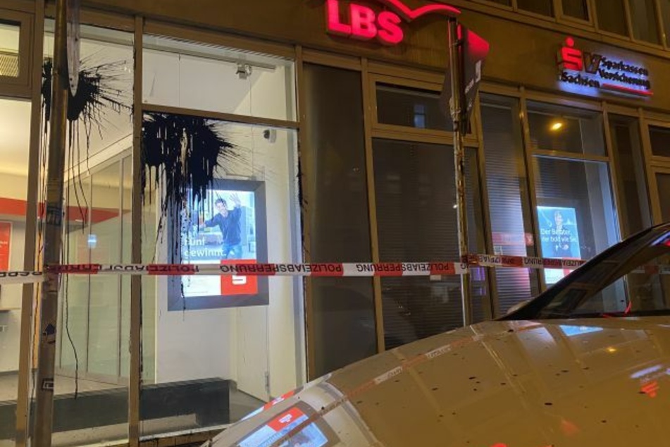 Durch den Angriff auf die Sparkasse wurden auch parkende Autos beschädigt.