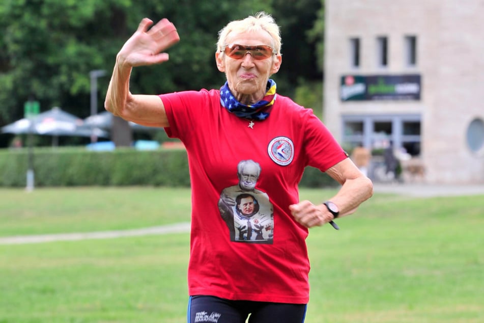 Gisela Göthel (70) joggt am liebsten im Küchwald mit Sigmund-Jähn-Shirt.