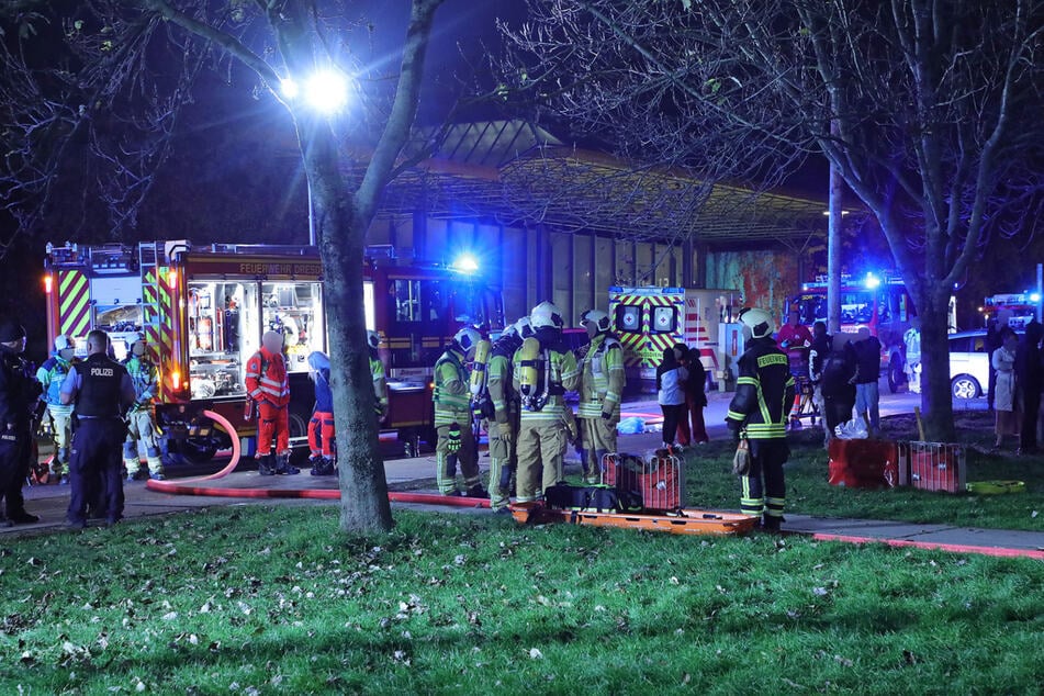 Die Feuerwehr musste rund 35 Bewohner in Sicherheit bringen.