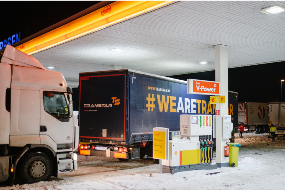 Dicht an dicht stehen die Laster an einer Tankstelle am Rasthof Garbsen-Nord.