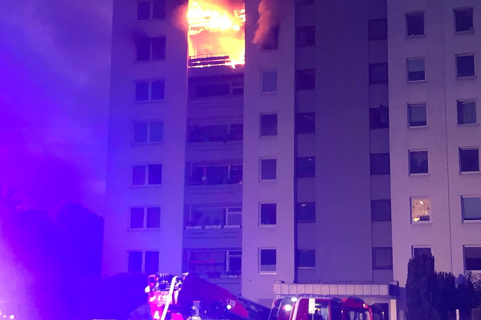 Nordrhein-Westfalen, Meerbusch: Wohnungen in einem Mehrfamilienhaus stehen in Flammen.