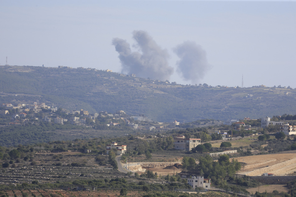 Rauch steigt nach einem israelischen Angriff in Al-Quazah im Libanon auf.