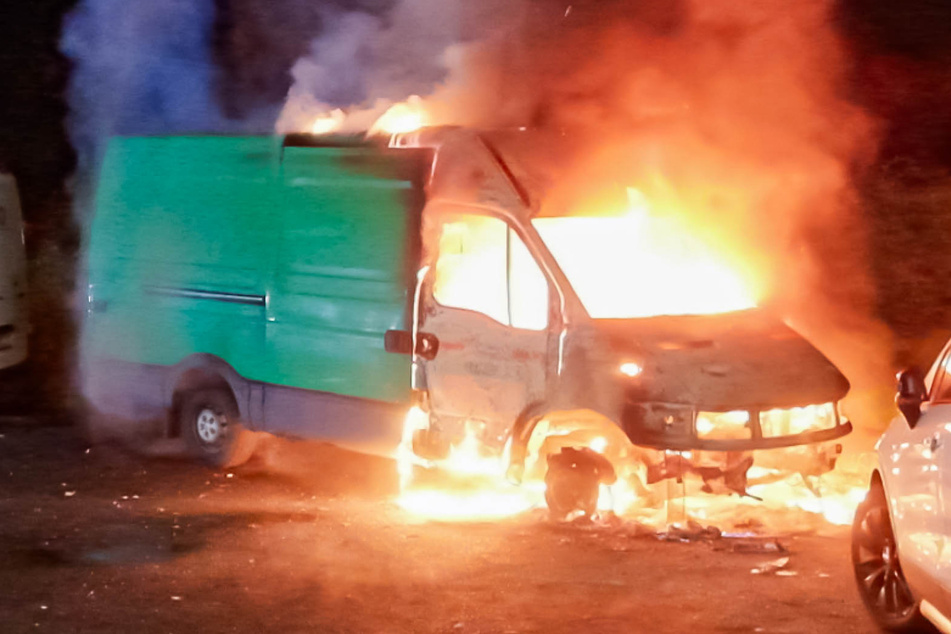 In Hamburg hat in der Nacht zum heutigen Montag ein Transporter lichterloh gebrannt. Die Polizei ermittelt wegen Brandstiftung.