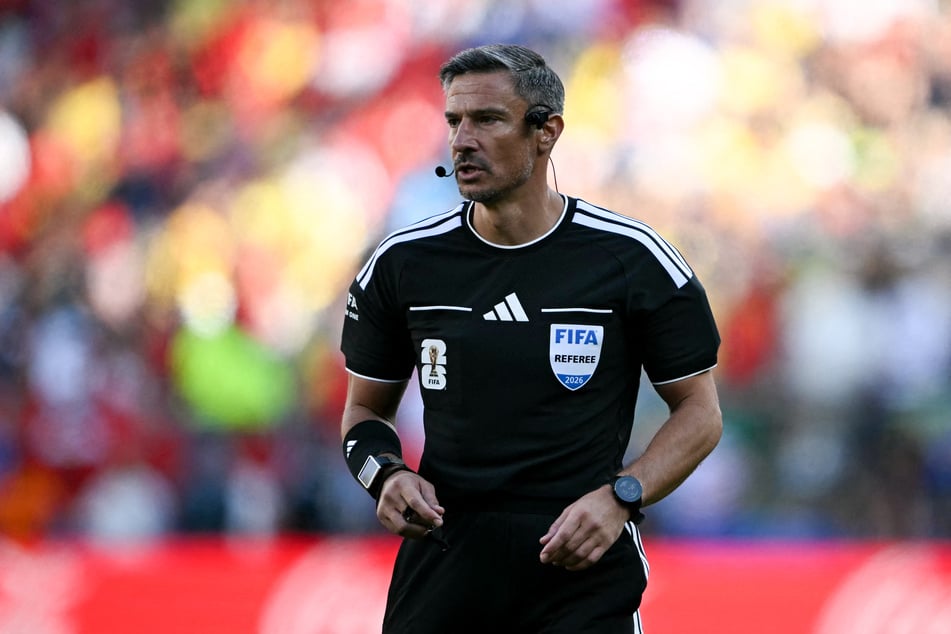 Slavko Vinčić (46) pfeift das Finale und damit letzte Spiel dieses Turniers.